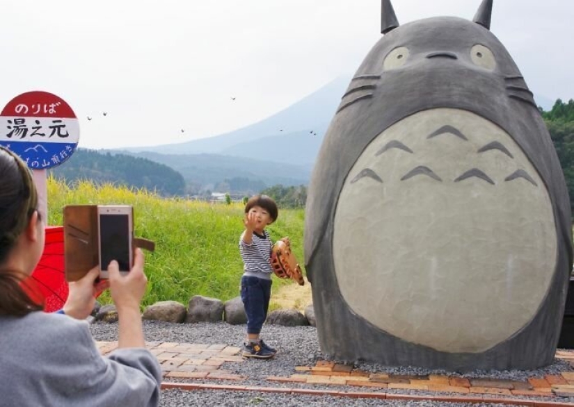 A grandfather and grandmother from Japan built a stop in the form of Totoro for their granddaughter
