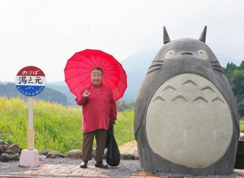 A grandfather and grandmother from Japan built a stop in the form of Totoro for their granddaughter