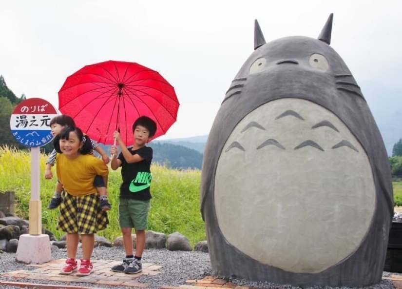 A grandfather and grandmother from Japan built a stop in the form of Totoro for their granddaughter