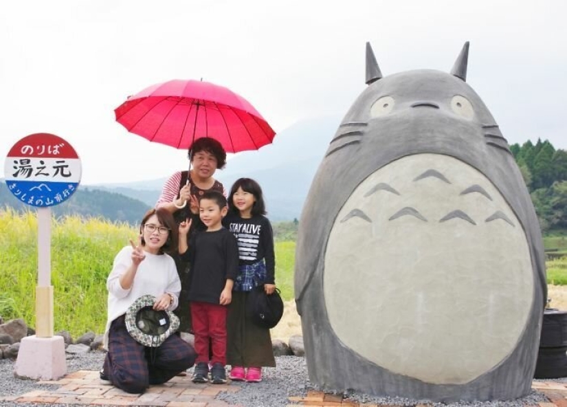A grandfather and grandmother from Japan built a stop in the form of Totoro for their granddaughter