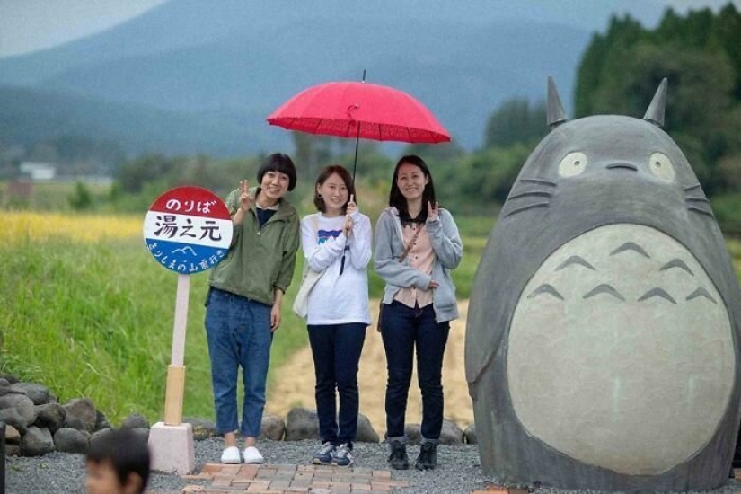 A grandfather and grandmother from Japan built a stop in the form of Totoro for their granddaughter