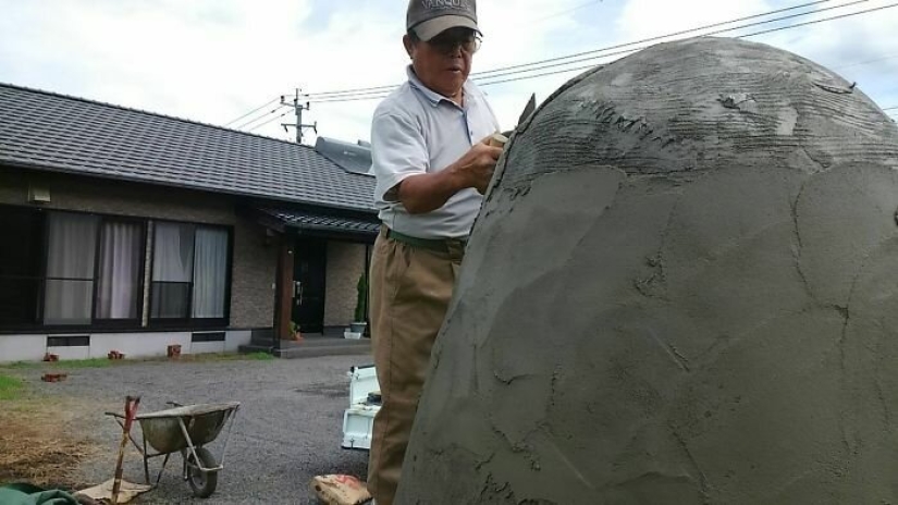 A grandfather and grandmother from Japan built a stop in the form of Totoro for their granddaughter