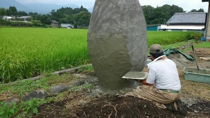 A grandfather and grandmother from Japan built a stop in the form of Totoro for their granddaughter