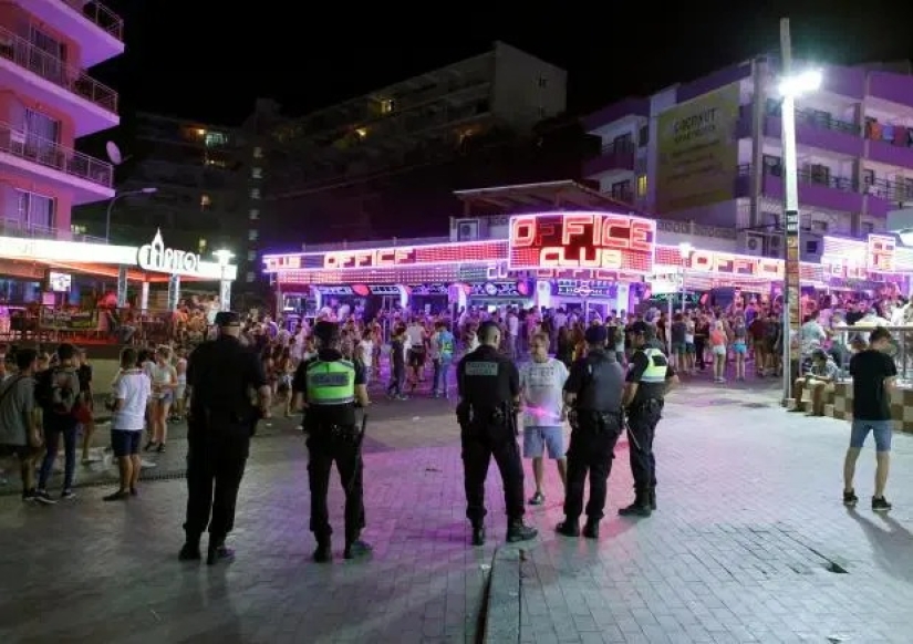 A los británicos que vienen a Mallorca de vacaciones se les pide que firmen un contrato de buen comportamiento