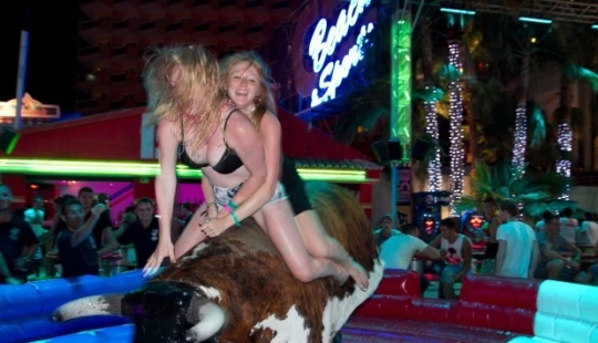 A los británicos que vienen a Mallorca de vacaciones se les pide que firmen un contrato de buen comportamiento