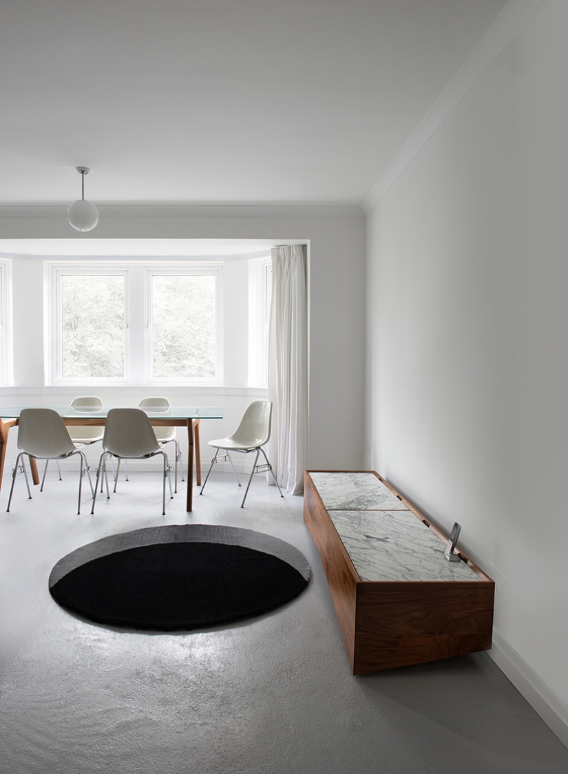 A mat in the form of a black hole to frighten guests A mat in the form of a black hole to frighten guests