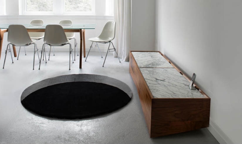 A mat in the form of a black hole to frighten guests A mat in the form of a black hole to frighten guests