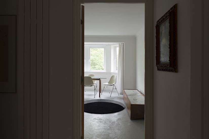 A mat in the form of a black hole to frighten guests A mat in the form of a black hole to frighten guests