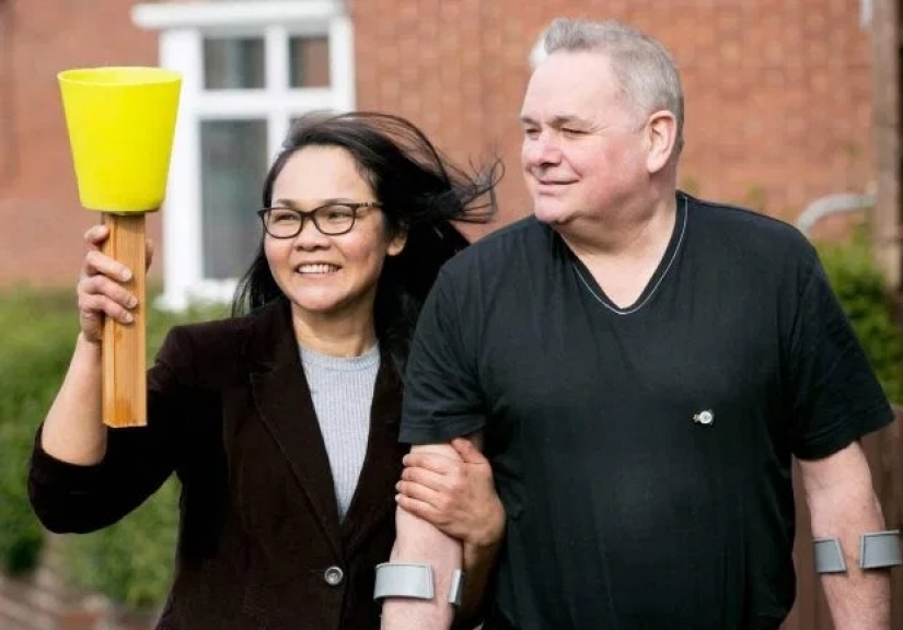 A new leg with her own hands: a woman made a prosthesis for her husband from improvised materials A new leg with her own hands: a woman made a prosthesis for her husband from improvised materials