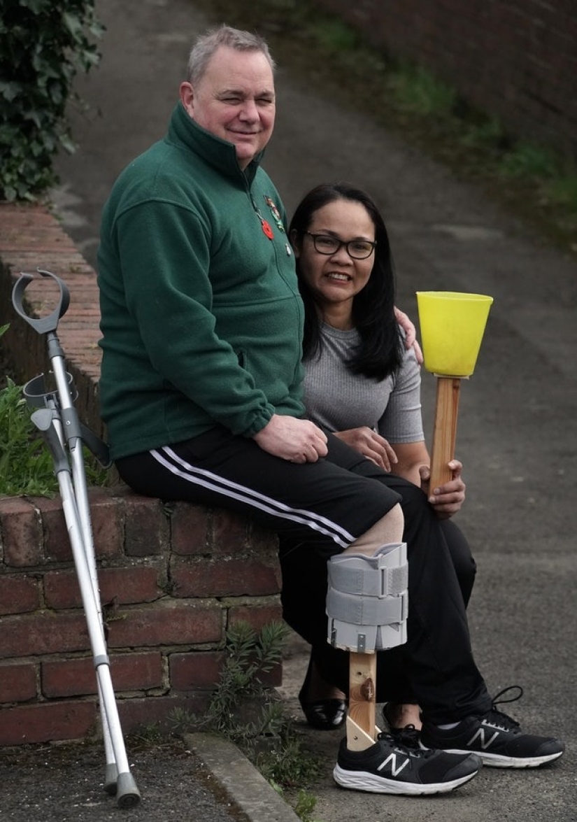 A new leg with her own hands: a woman made a prosthesis for her husband from improvised materials A new leg with her own hands: a woman made a prosthesis for her husband from improvised materials