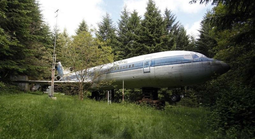 A pensioner built himself a house in the middle of the forest from a Boeing 727 plane