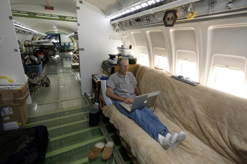 A pensioner built himself a house in the middle of the forest from a Boeing 727 plane