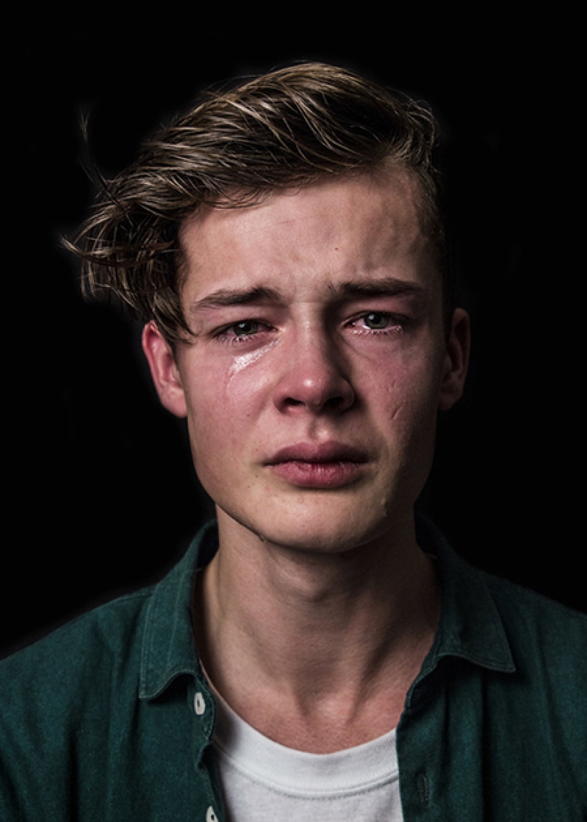 A photo project about crying men, destroying well-known stereotypes