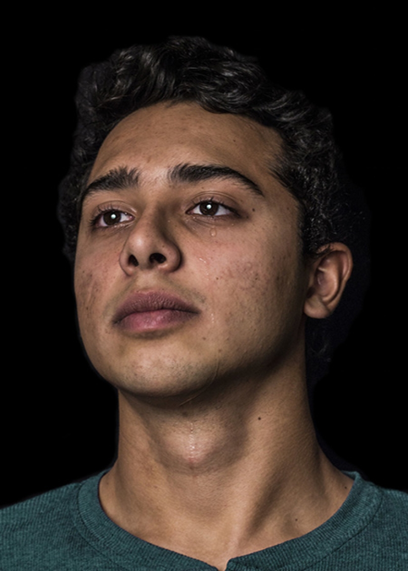 A photo project about crying men, destroying well-known stereotypes