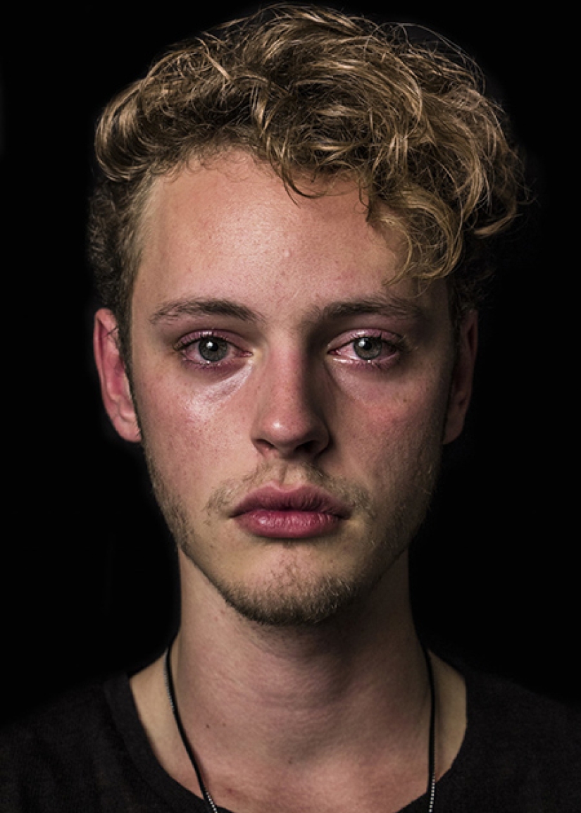 A photo project about crying men, destroying well-known stereotypes