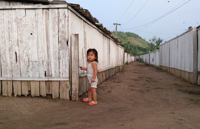 A photographer took depressing images from the lives of ordinary people in North Korea on his phone