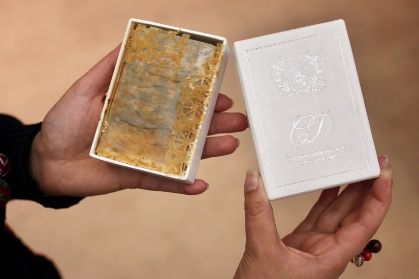 A piece of cake from the wedding of Princess Diana and Prince Charles has been sold at auction