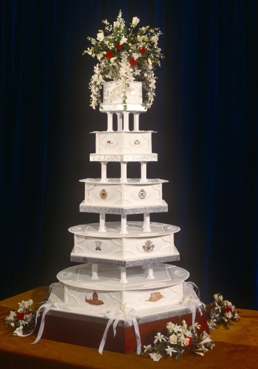 A piece of cake from the wedding of Princess Diana and Prince Charles has been sold at auction