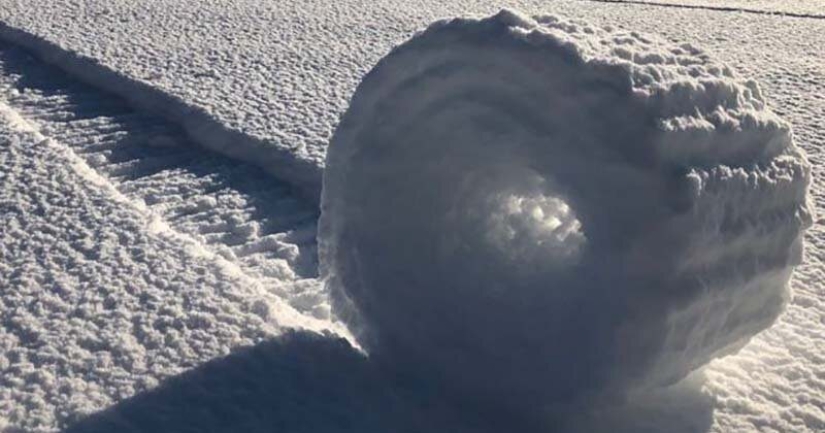 A rare natural phenomenon was observed on the field in the UK — snow rolls A rare natural phenomenon was observed on the field in the UK — snow rolls
