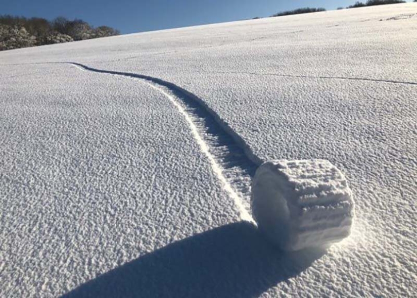 A rare natural phenomenon was observed on the field in the UK — snow rolls A rare natural phenomenon was observed on the field in the UK — snow rolls