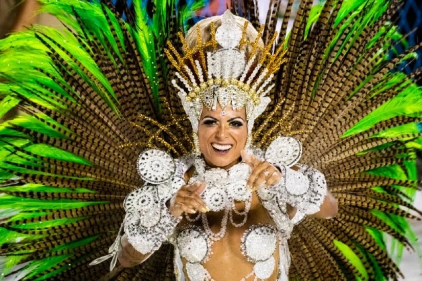 A riot of colors and emotions: the annual carnival has started in Rio de Janeiro