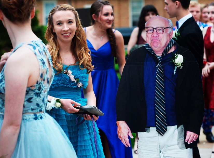 A schoolgirl came to the prom with a cardboard Danny Devito, the actor appreciated and sent a response. A schoolgirl came to the prom with a cardboard Danny Devito, the actor appreciated and sent a response.