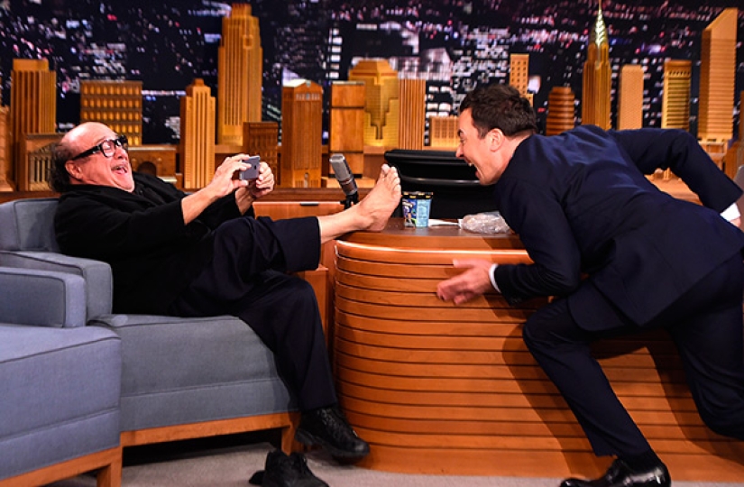 A schoolgirl came to the prom with a cardboard Danny Devito, the actor appreciated and sent a response. A schoolgirl came to the prom with a cardboard Danny Devito, the actor appreciated and sent a response.