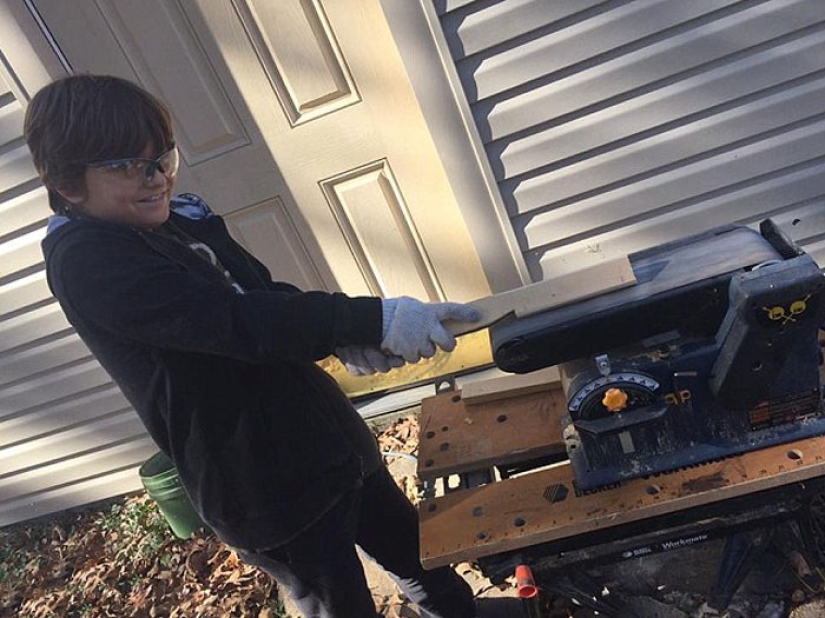 A single mother built a house with her children, following video instructions on YouTube A single mother built a house with her children, following video instructions on YouTube