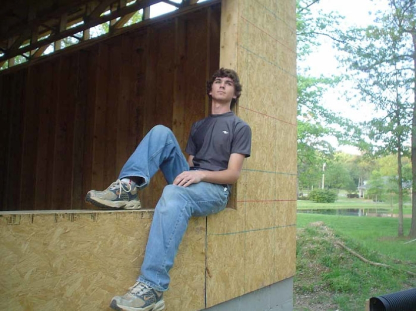 A single mother built a house with her children, following video instructions on YouTube A single mother built a house with her children, following video instructions on YouTube