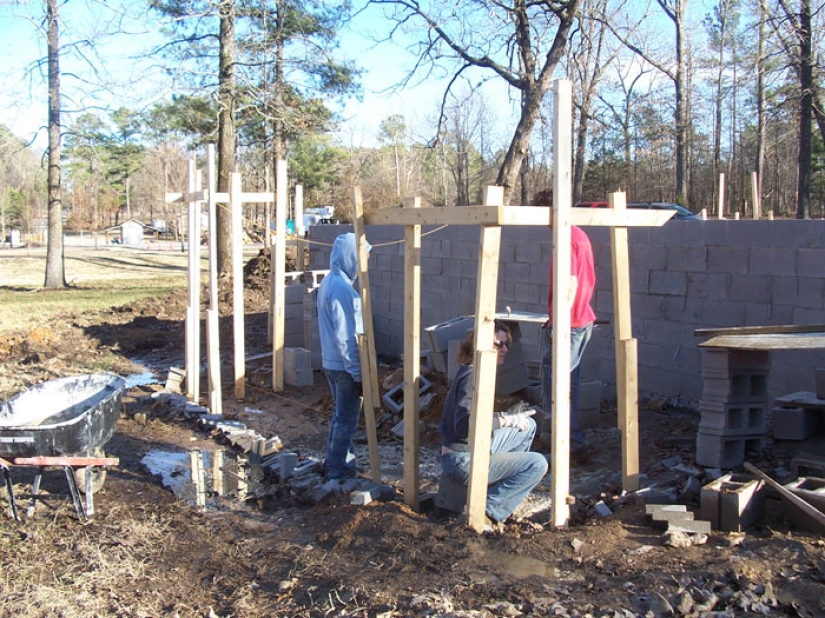 A single mother built a house with her children, following video instructions on YouTube A single mother built a house with her children, following video instructions on YouTube