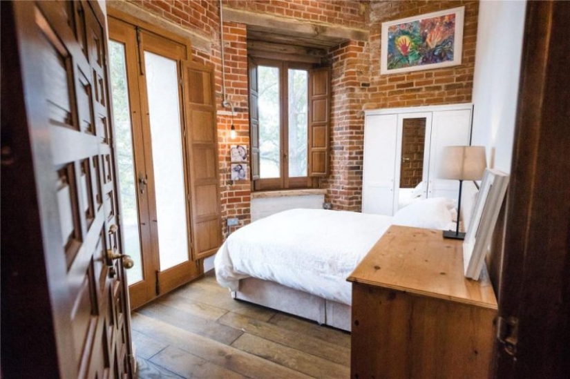 A small castle for a lot of money: a British couple sells a restored mansion for a million dollars