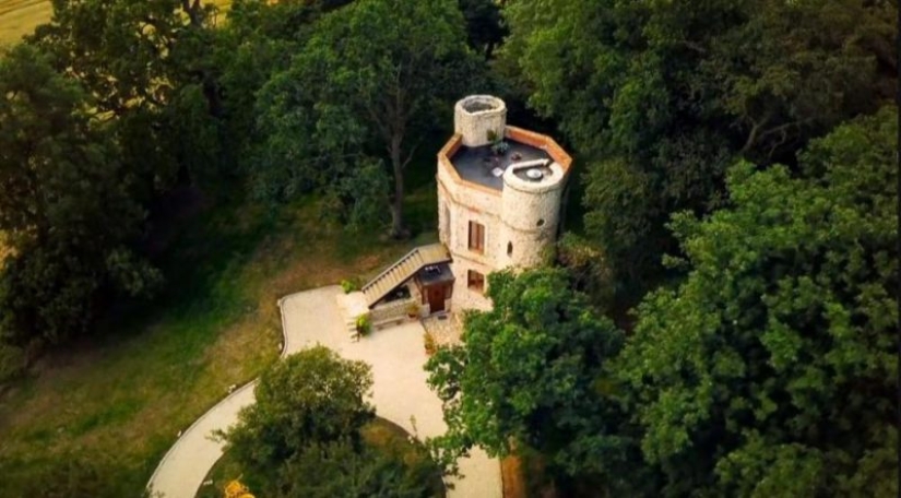 A small castle for a lot of money: a British couple sells a restored mansion for a million dollars
