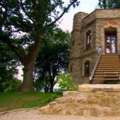 A small castle for a lot of money: a British couple sells a restored mansion for a million dollars