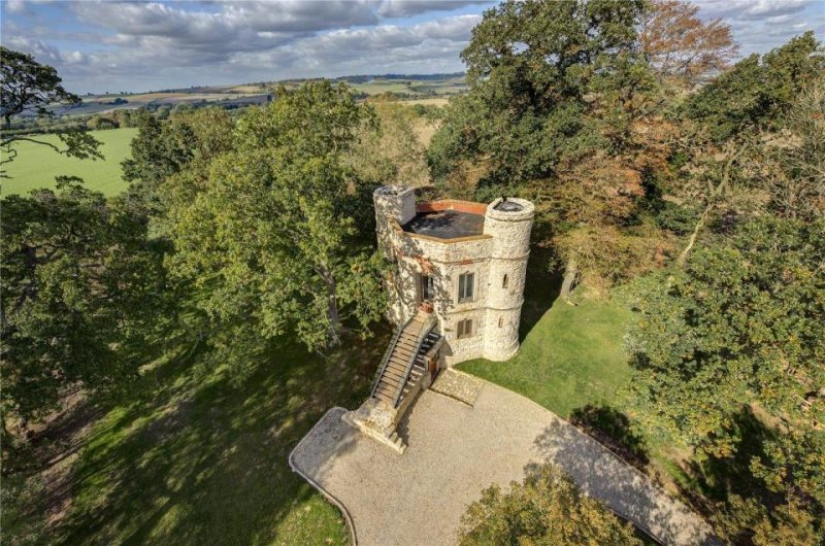 A small castle for a lot of money: a British couple sells a restored mansion for a million dollars