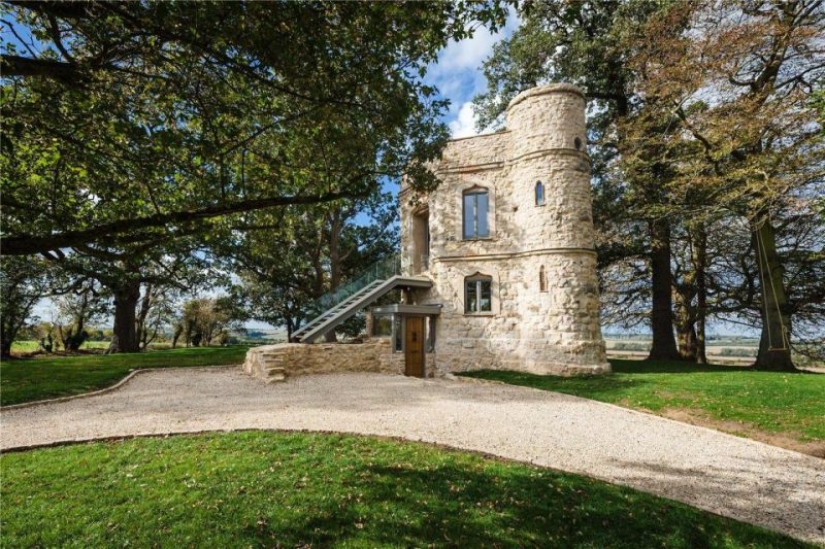 A small castle for a lot of money: a British couple sells a restored mansion for a million dollars