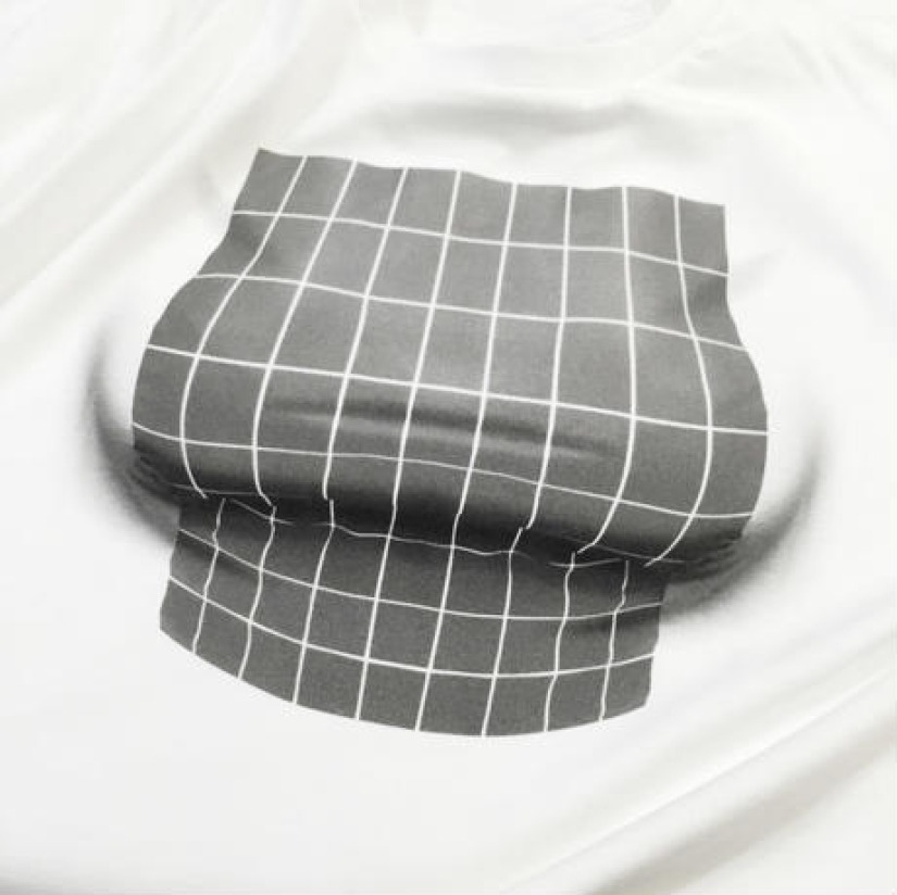 A T-shirt with an optical illusion creates breasts out of nothing