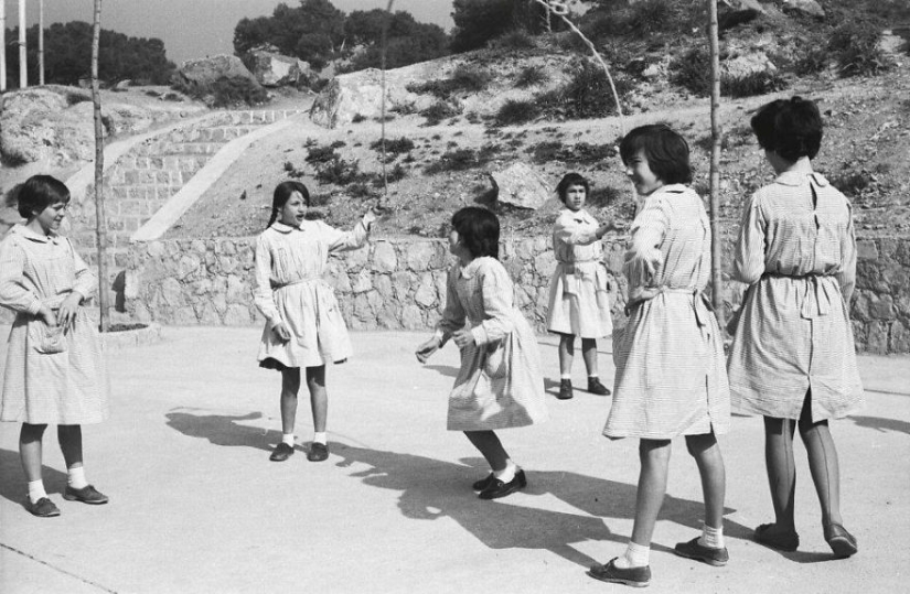 A tourist bought an envelope at a flea market, where he found negatives from an unknown genius