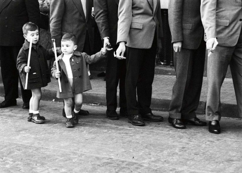 A tourist bought an envelope at a flea market, where he found negatives from an unknown genius