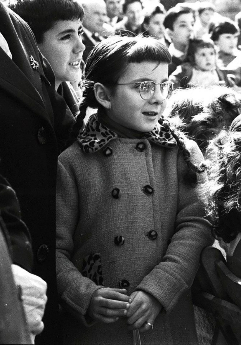 A tourist bought an envelope at a flea market, where he found negatives from an unknown genius