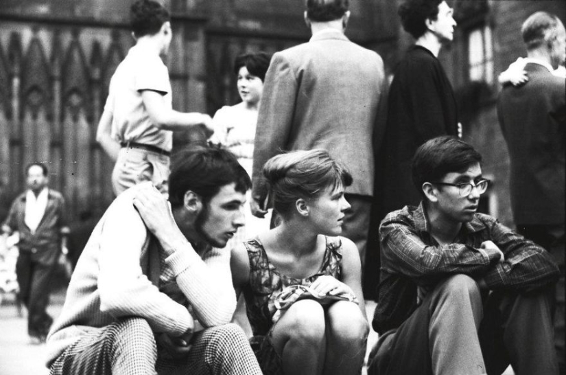 A tourist bought an envelope at a flea market, where he found negatives from an unknown genius