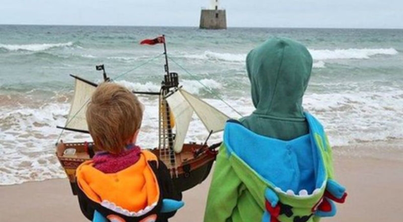 A toy boat from Scotland almost sailed across the Atlantic Ocean, but its battery runs out