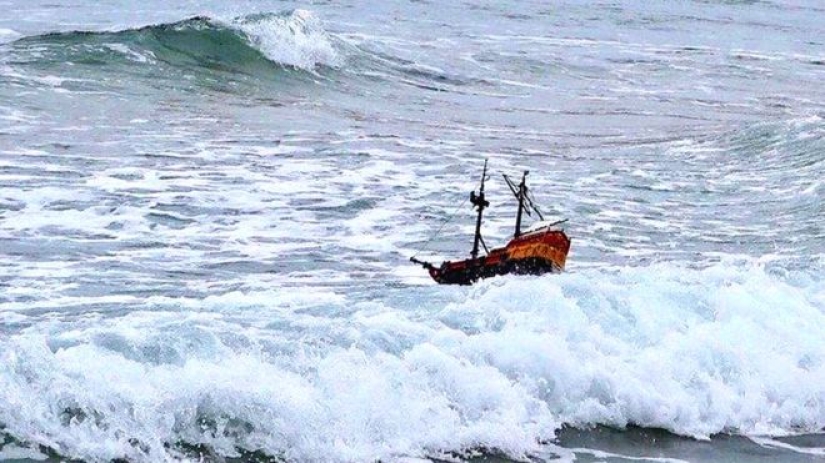 A toy boat from Scotland almost sailed across the Atlantic Ocean, but its battery runs out