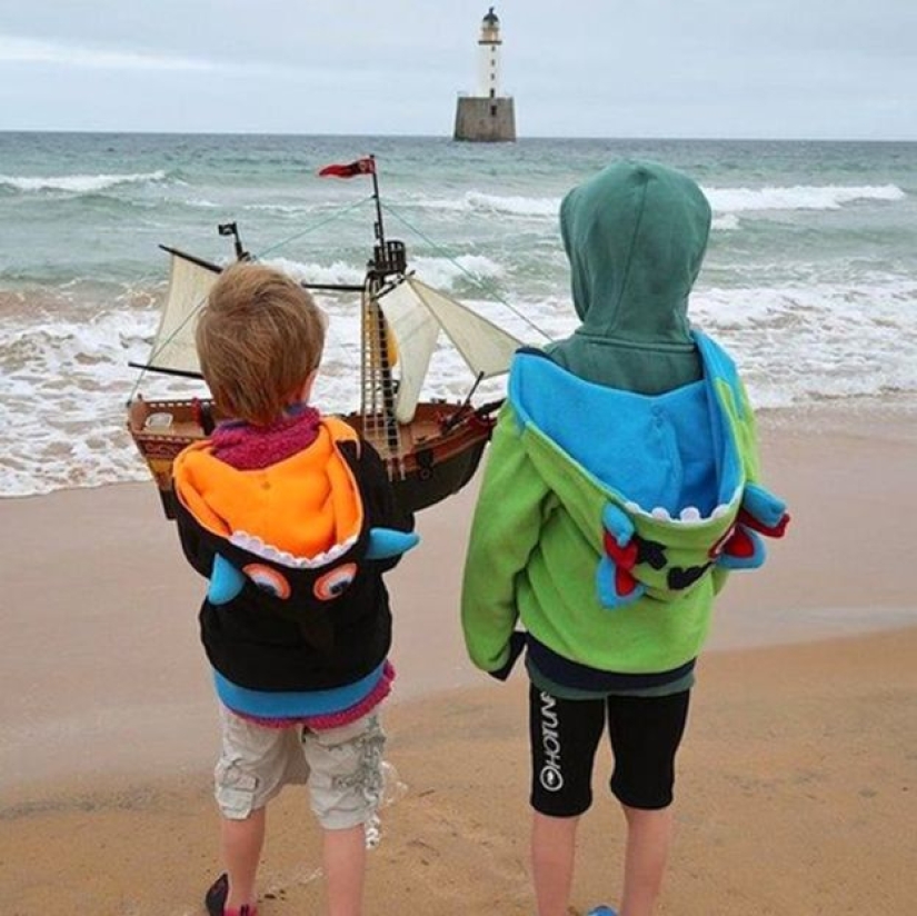 A toy boat from Scotland almost sailed across the Atlantic Ocean, but its battery runs out