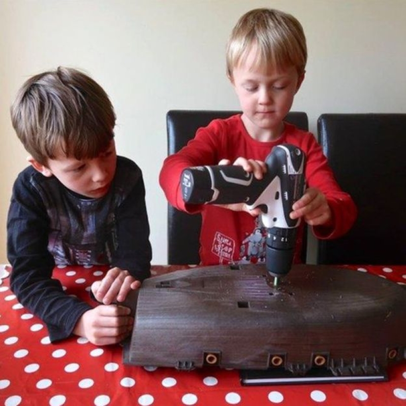 A toy boat from Scotland almost sailed across the Atlantic Ocean, but its battery runs out