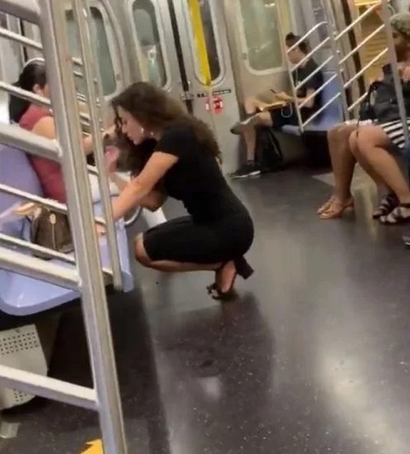 A trip with a peppercorn: a girl took a sexy selfie in front of subway passengers