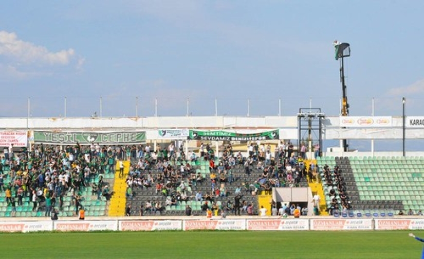 A Turkish fan was banned from entering the stadium, but he rented a crane and got to the match A Turkish fan was banned from entering the stadium, but he rented a crane and got to the match