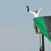 A un aficionado turco se le prohibió la entrada al estadio, pero alquiló una grúa y llegó al partido