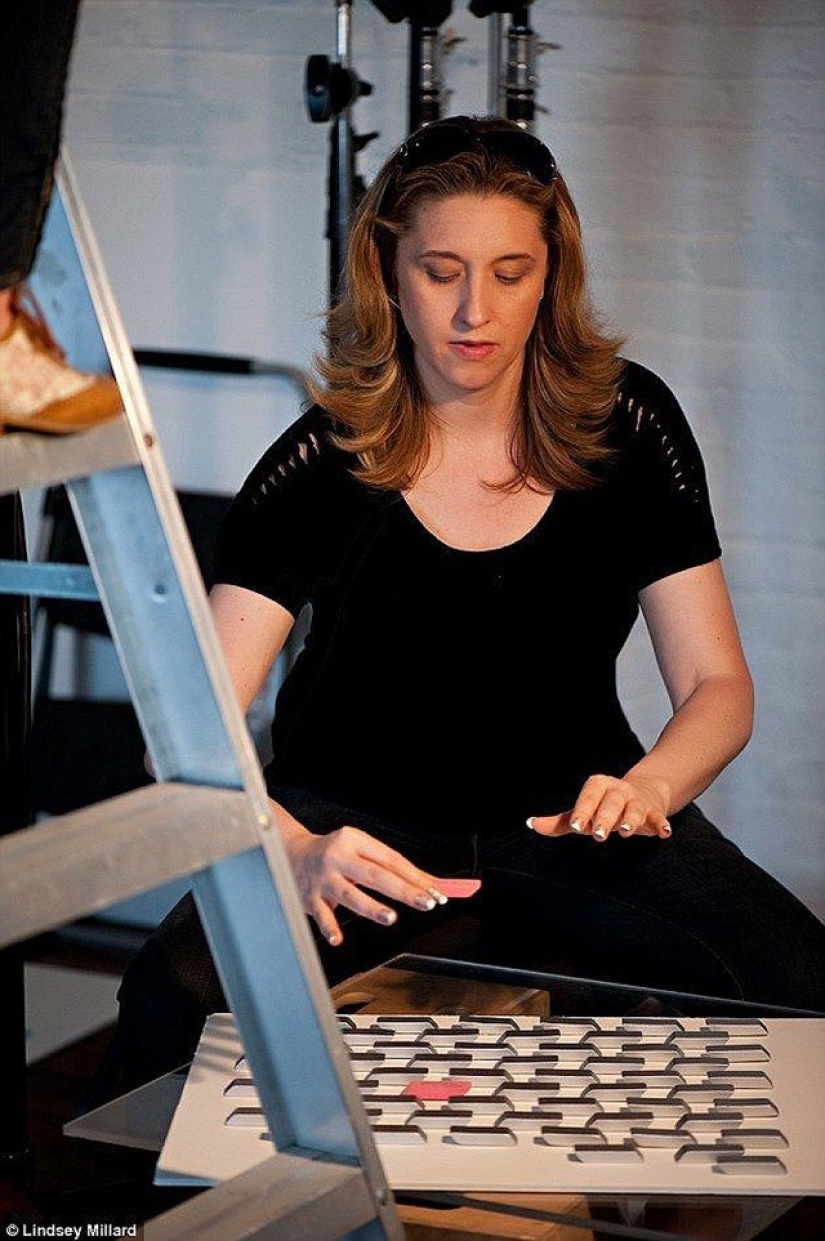 A woman who earns her living with her hands, but not in the way you think A woman who earns her living with her hands, but not in the way you think