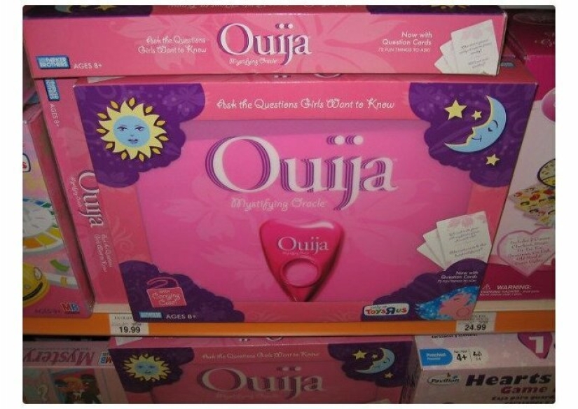 Absurdo de las mujeres y de los hombres de los productos en los estantes