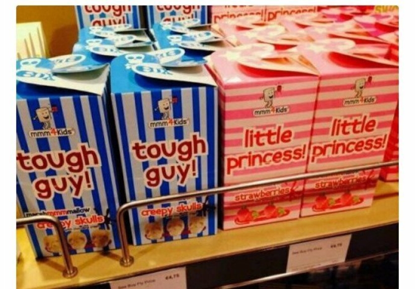 Absurdo de las mujeres y de los hombres de los productos en los estantes